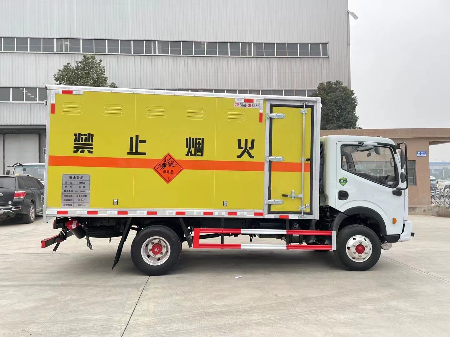 東風多利卡3.8噸炸藥車