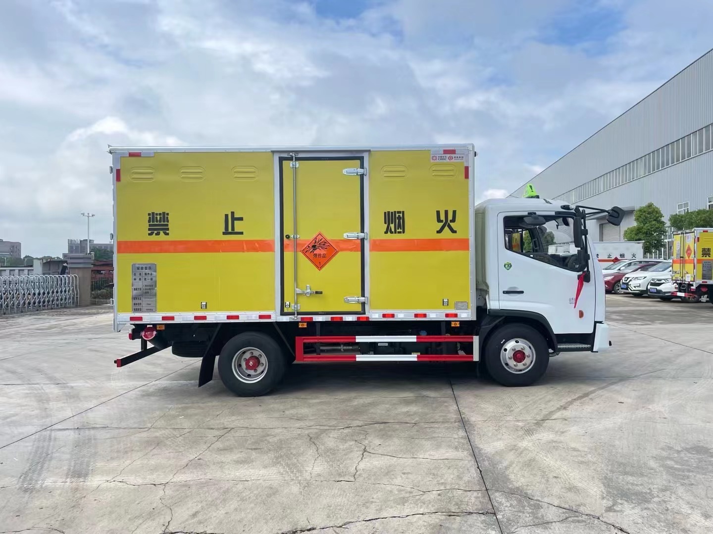 東風(fēng)凱普特4.3米5噸爆破器材運(yùn)輸車