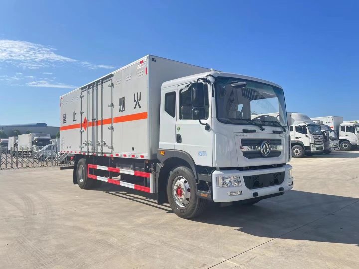 東風多利卡10噸炸藥車