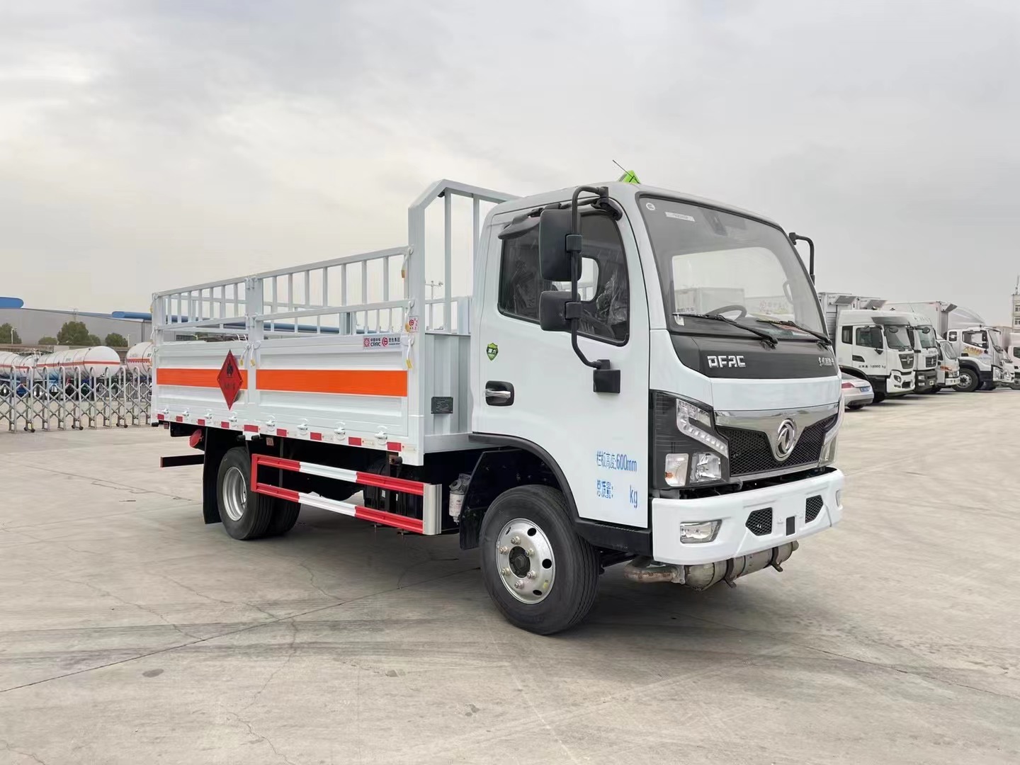 東風福瑞卡4.1米氣瓶運輸車/黃牌