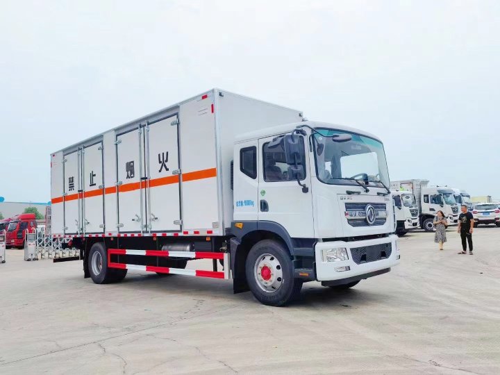 東風(fēng)多利卡10噸廢電池廢機(jī)油運(yùn)輸車