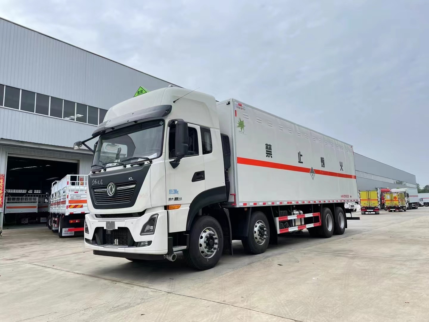 東風天龍9.4米雜項危廢車