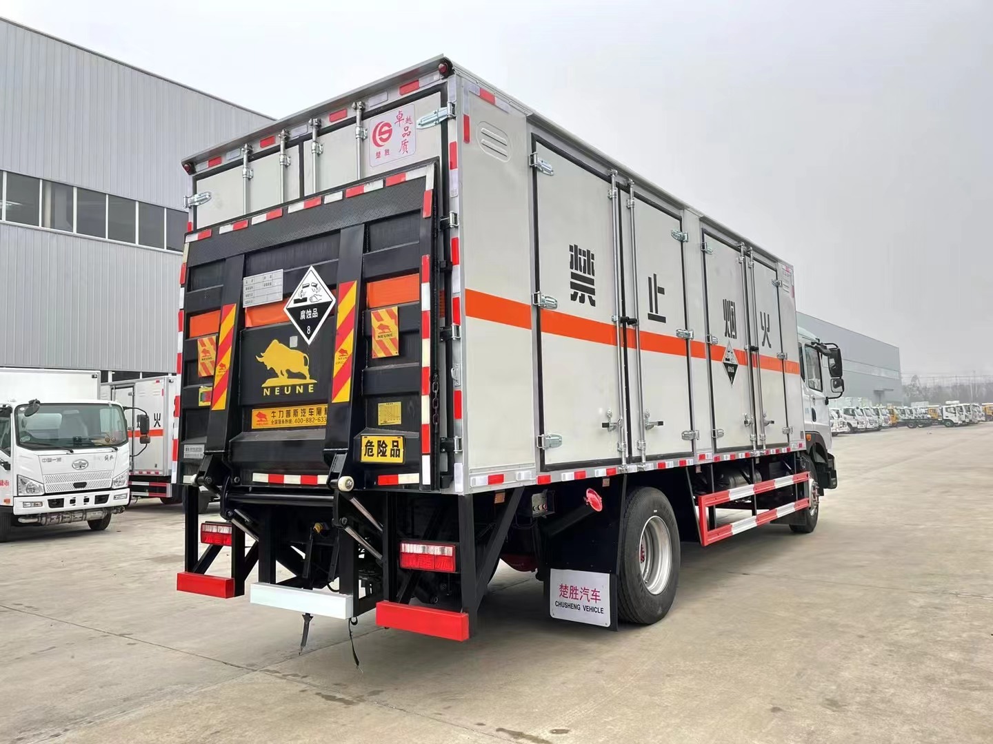 東風(fēng)多利卡（6.2米/6.8米）腐蝕品廂式車(chē)