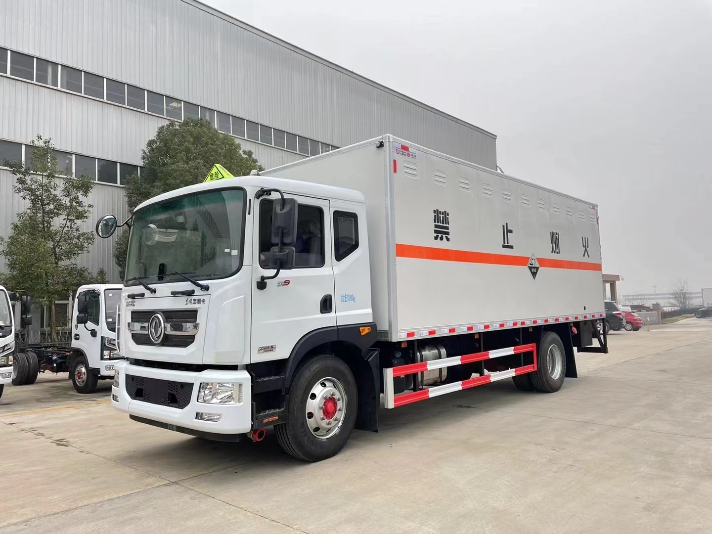 東風(fēng)多利卡（6.2米/6.8米）腐蝕品廂式車(chē)