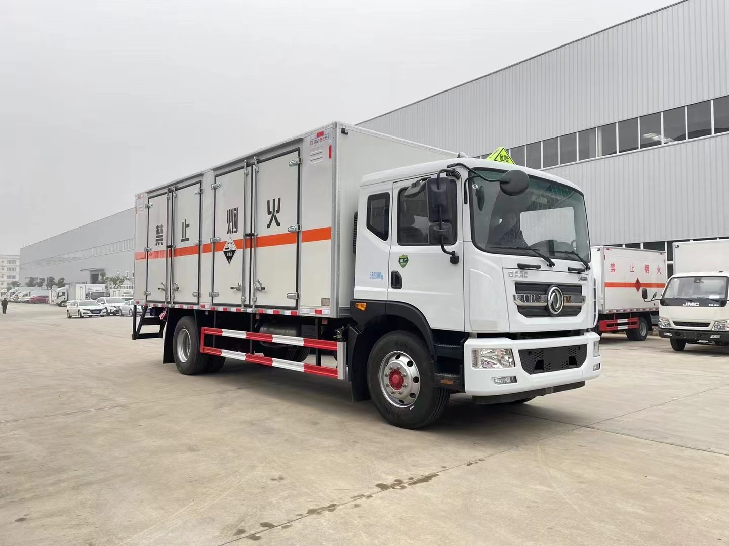 東風(fēng)多利卡（6.2米/6.8米）腐蝕品廂式車(chē)