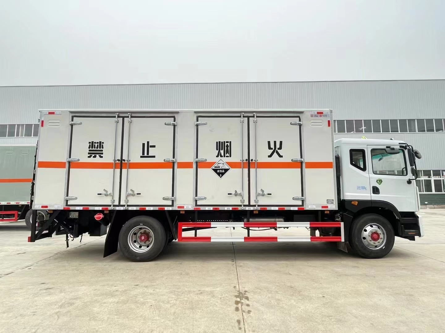 東風(fēng)多利卡（6.2米/6.8米）腐蝕品廂式車(chē)