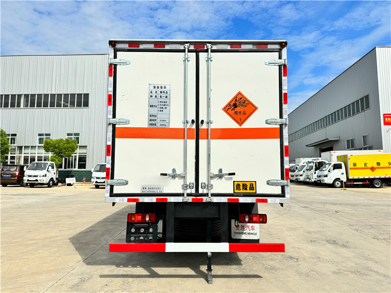 5.2米東風華神DV3炸藥車